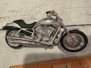 Maisto Diecast Replica of a 2002 Harley Davidson VRSCA V Rod